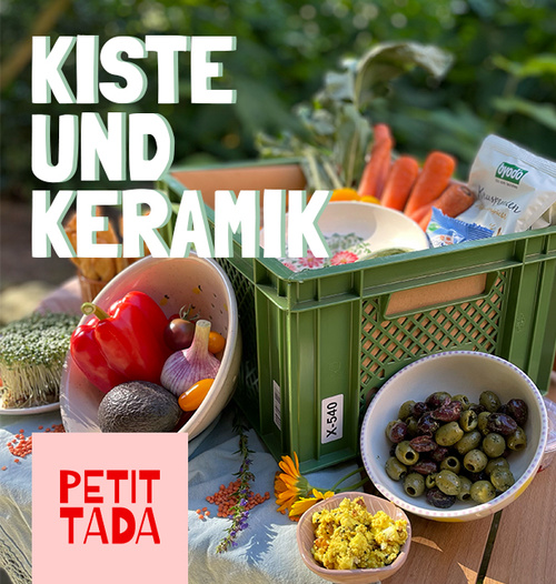 KI generiert: Grüne Kiste mit Gemüse und Keramikschalen auf Tisch. Text: "KISTE UND KERAMIK", "PETIT TADA".