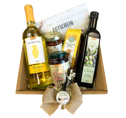 KI generiert: Ein Geschenkkorb mit Wein, Olivenöl, Feinkost, Blumen und einem Gutschein. Text: "GUTSCHEIN", "BIOBOTE".