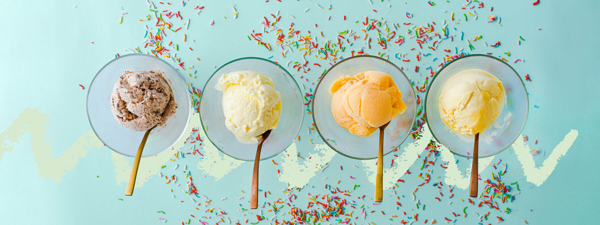 KI generiert: Vier Schalen Eiscreme in verschiedenen Geschmacksrichtungen, umgeben von bunten Zuckerstreuseln.