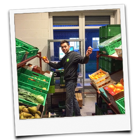 KI generiert: Mann in Lagerraum sortiert Obst und Gemüse in grünen Kisten.