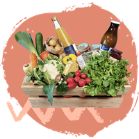 KI generiert: Eine Holzkiste voller frischer Lebensmittel: Gemüse, Getränke, Eier und Käse.