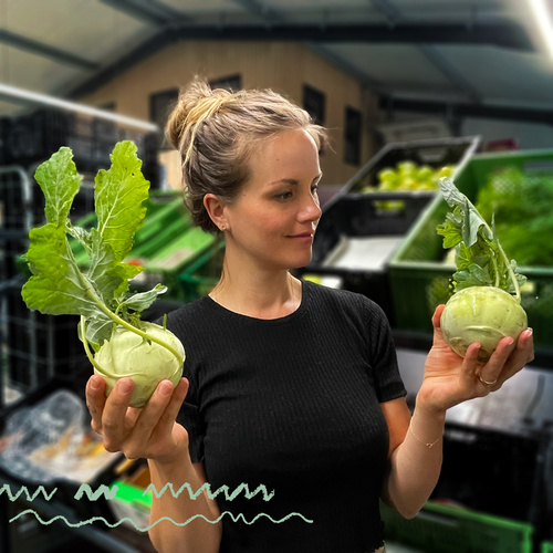 Lisa mit zwei Kohlrabi