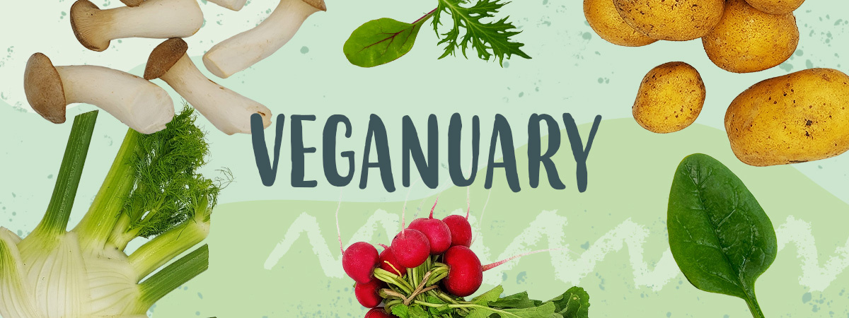 KI generiert: Das Bild zeigt verschiedene Gemüsesorten wie Pilze, Kartoffeln, Radieschen und grünes Blattgemüse, die um das Wort "Veganuary" angeordnet sind. Es vermittelt den Schwerpunkt auf eine pflanzliche Ernährung im Januar.