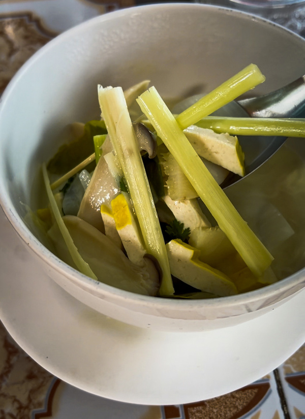 KI generiert: Eine Schüssel mit Gemüsesuppe, Tofu und Zitronengras.