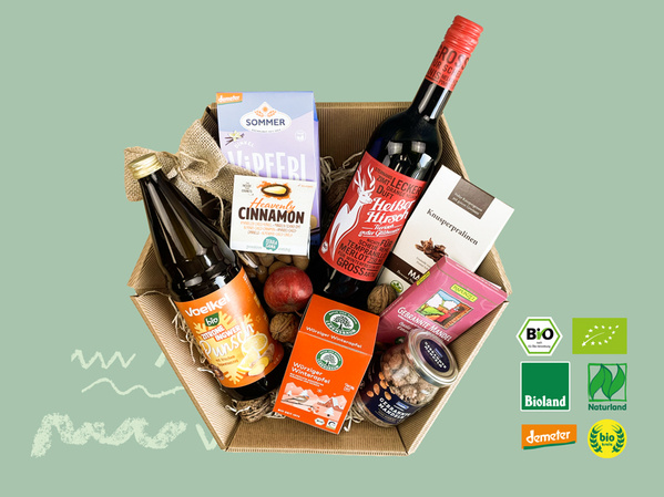 KI generiert: Geschenkbox mit Bio-Produkten: Saft, Wein, Snacks. Enthält diverse Labels: BIO, Bioland, Naturland, Demeter.