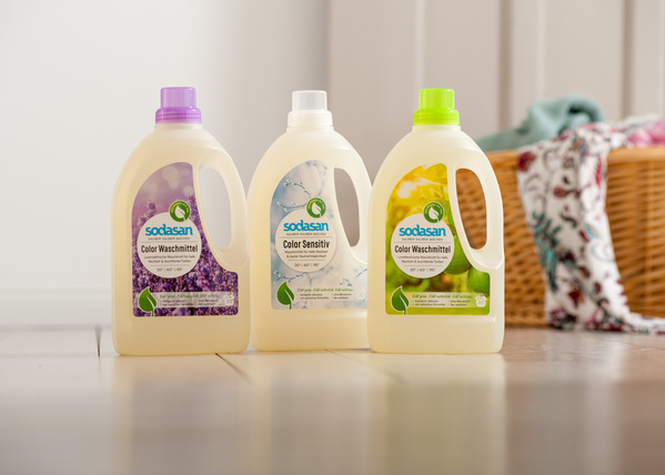 KI generiert: Drei Flaschen Sodasan Waschmittel stehen auf dem Boden. Text: "Color Waschmittel" und "Color Sensitiv".