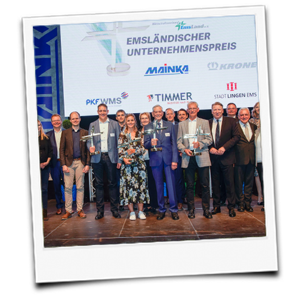 KI generiert: Eine Gruppe von Menschen bei einer Preisverleihung. Text: "EMSLÄNDISCHER UNTERNEHMENSPREIS".