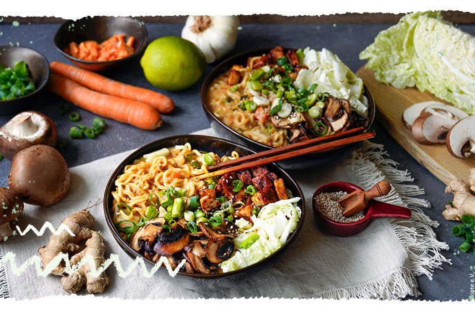 Thai-Ramen mit Pilzen und knusprigem Tofu