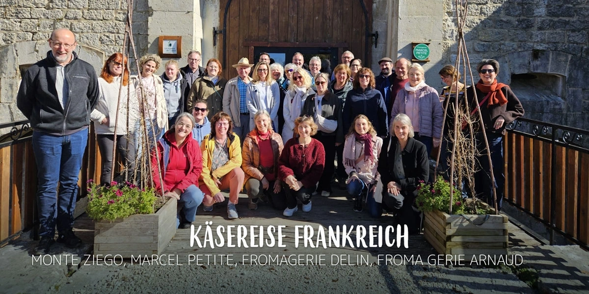 KI generiert: Eine Gruppe posiert vor einem Gebäude. Text: "Käsereise Frankreich, Monte Ziego, Marcel Petite, Fromagerie Delin, Fromagerie Arnaud".