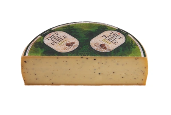 KI generiert: Ein halbkreisförmiger Käse mit schwarzen Punkten. Text: "Truffe... Perle" (teilweise sichtbar).