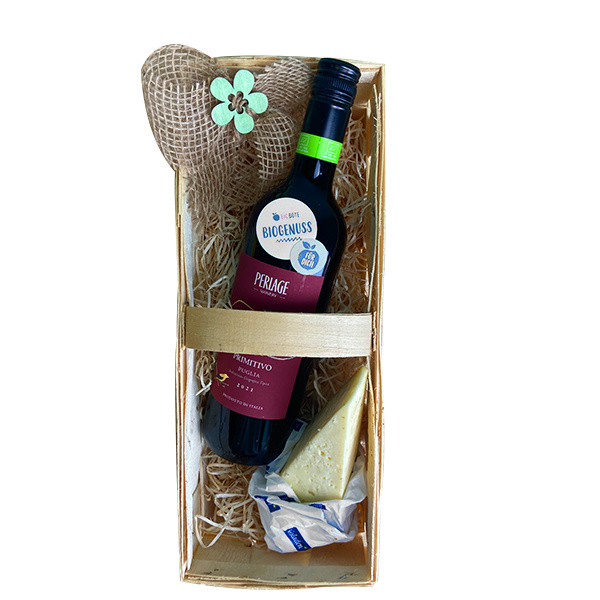 KI generiert: Geschenkbox mit Weinflasche, Käse und dekorativem Herz. Text: "BIOGENUSS", "PERAGE".