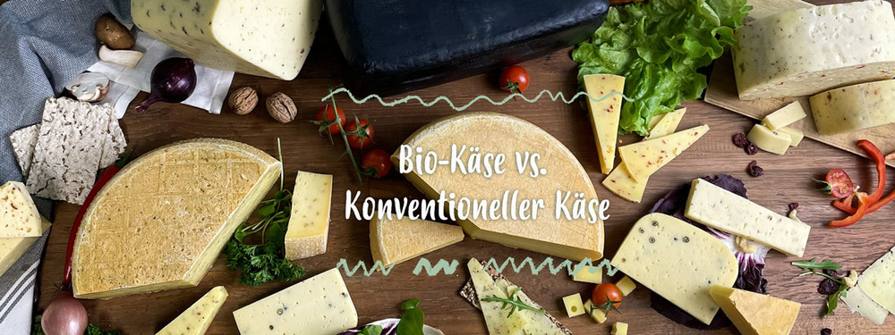 Das Bild zeigt verschiedene Zutaten, die typischerweise beim Raclette verwendet werden, wie Kartoffeln, Schinken, Käse und eingelegte Tomaten. Im Hintergrund ist ein Raclette-Grill zu sehen.