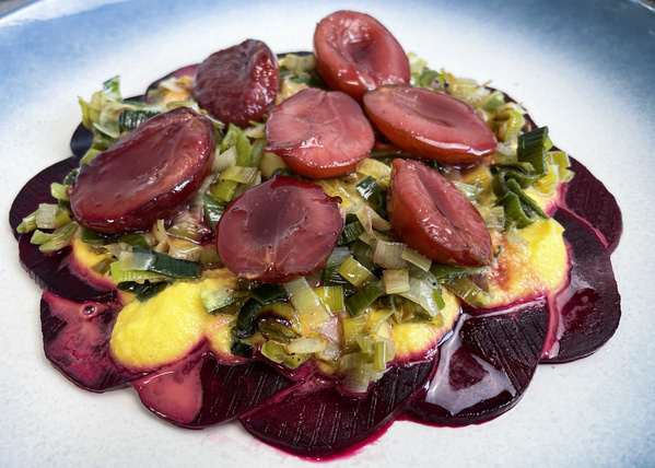 Rote bete Carpaccio mit Zwetschgen und Mango