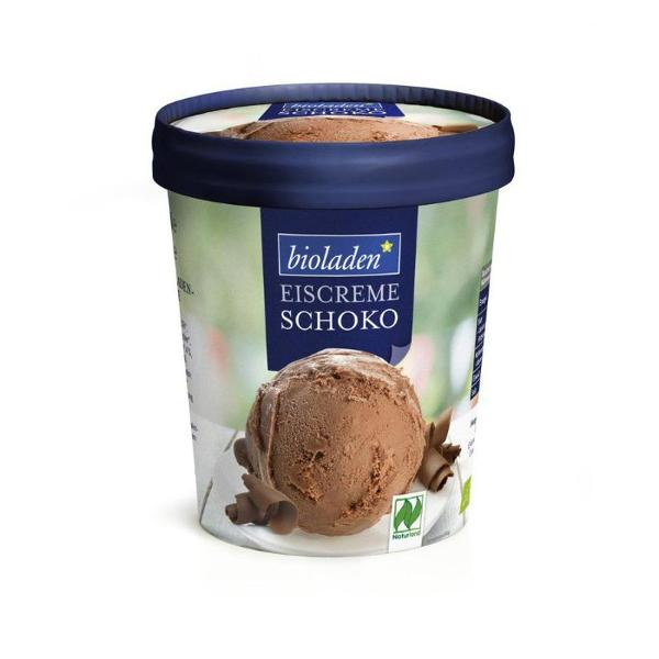 KI generiert: Ein Becher Bioladen-Schokoladen-Eiscreme mit blauem Deckel. Text: "bioladen EISCREME SCHOKO".