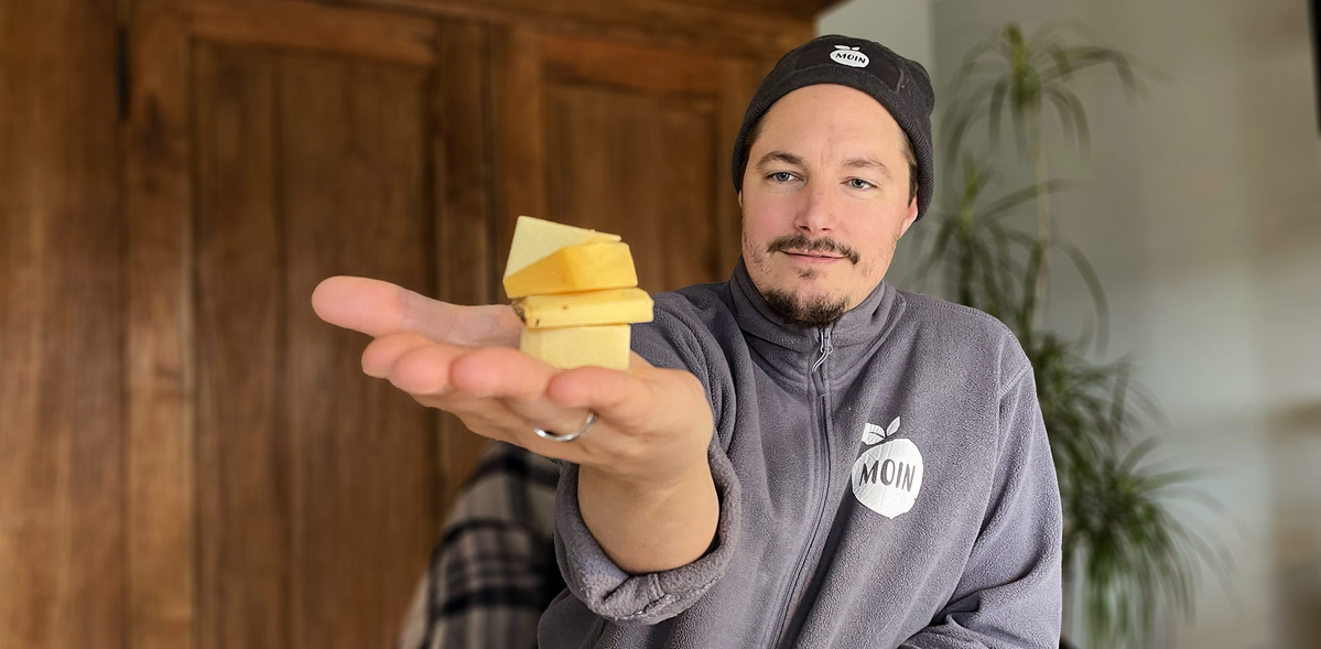 Verschiedene Biokäse mit Kräutern und Samen