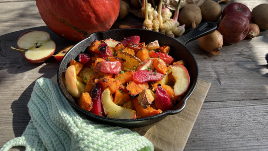 Kartoffel – Kürbisgemüse aus dem Ofen mit Pflaumen