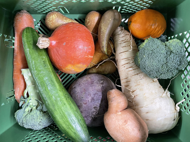 krummes Gemüse in Biokiste