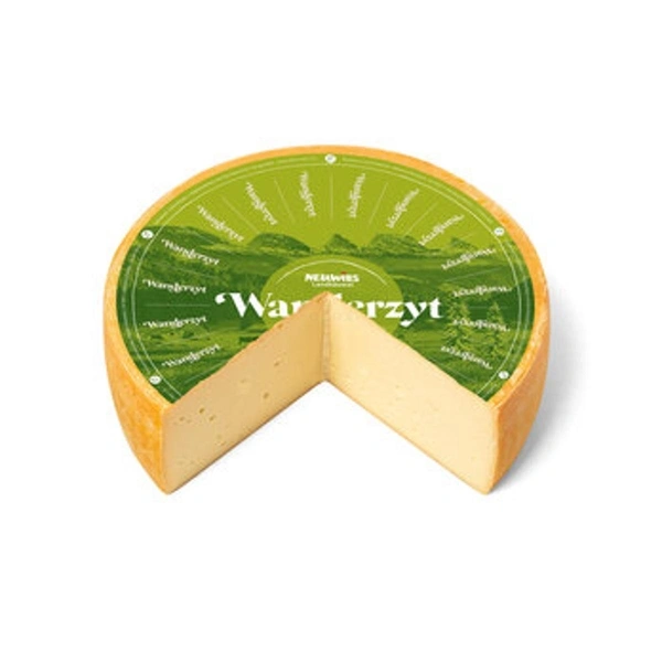 KI generiert: Runder Käse mit Stück herausgeschnitten, Aufdruck "Wanderzyt".