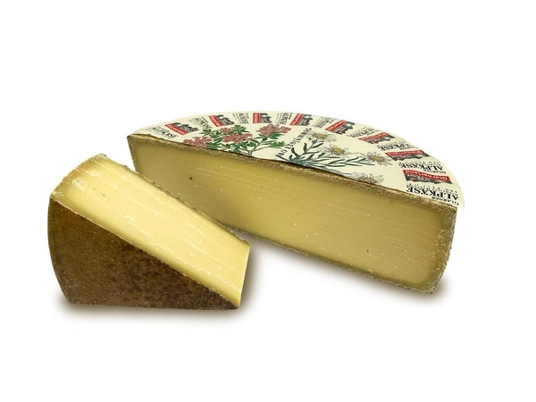 KI generiert: Ein halber und ein ganzer Laib Käse. Text auf dem Käse: "ALPKÄSE".