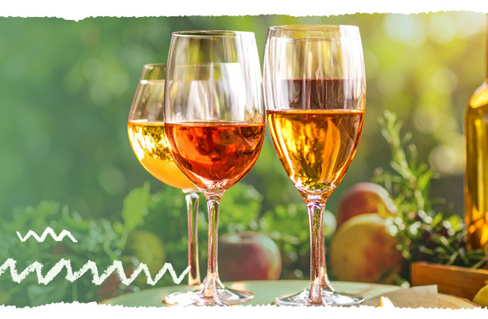 KI generiert: Drei Gläser mit unterschiedlich gefärbtem Getränk, umgeben von grünem Laub im Hintergrund.