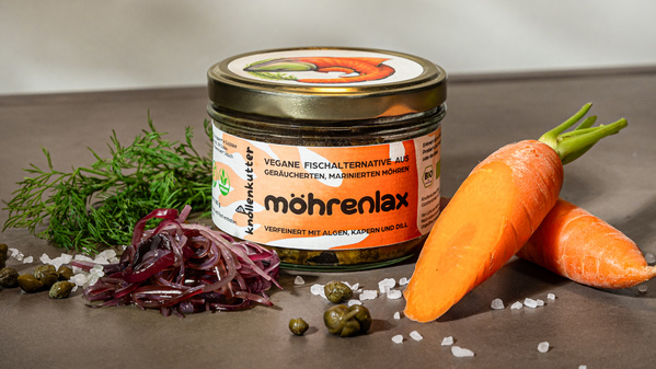 KI generiert: Ein Glas „möhrenlax“, eine vegane Fischalternative, mit Karotten, Algen, Kapern und Dill.