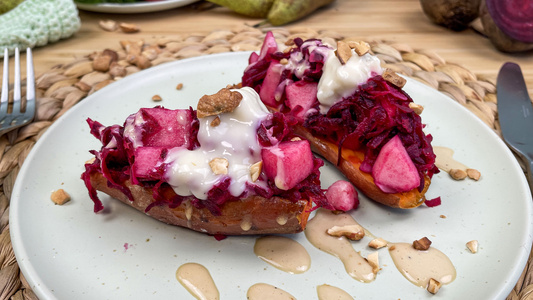 Gefüllte Süßkartoffel mit roter Bete und Birne