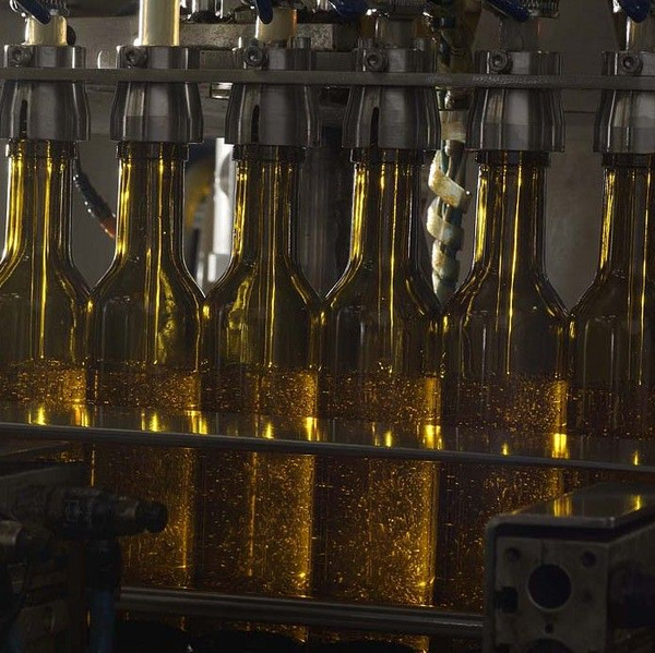 KI generiert: Abfüllanlage für Flaschen, die mit einer Flüssigkeit gefüllt werden.