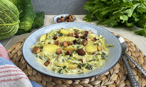 Stielmus-Wirsingpfanne mit Drillingen