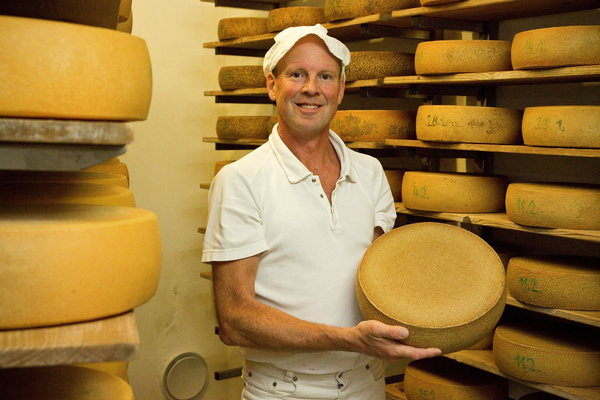 Käsemeister mit Käseleiben Grummersort