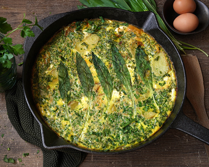 KI generiert: In der Pfanne gebackene Kräuter-Frittata mit Eiern und grünen Blättern, dekoriert mit Blattstreifen.