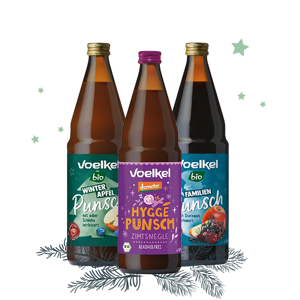 KI generiert: Drei Flaschen mit verschiedenen Bio-Punschsorten von Voelkel. Text: "Winter Apfel Punsch", "Hygge Punsch", "Familien Punsch".