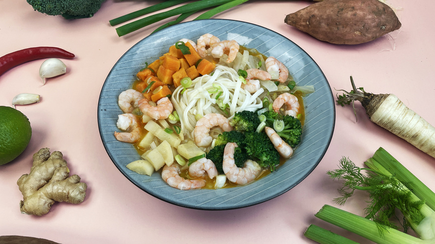 Rezeptbild für 339. Curry-Nudelsuppe mit Süßkartoffeln, Brokkoli und Garnelen
