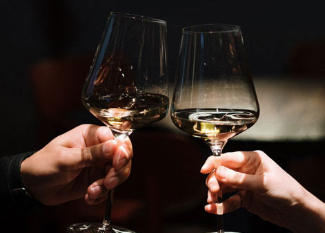 Weingläser stoßen an
