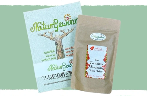 KI generiert: Packung Bio-Gewürzmischung vor einer NaturGewinn Broschüre. Text: "Bio Gewürz-Mischung 'Anke Dahm'".