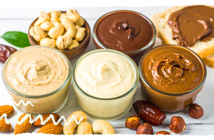 KI generiert: Verschiedene Nuss-Cremes in Gläsern mit Nüssen und Brot als Dekoration.