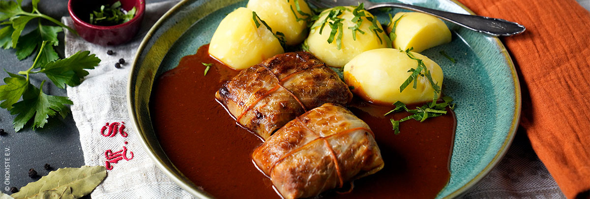 Ökokistenrezept des Monats - Vegane Kohlrouladen mit Bratensoße & Kartoffeln
