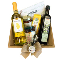 KI generiert: Geschenkkorb mit Wein, Olivenöl, Marmelade, griechischen Produkten und einem Gutschein.