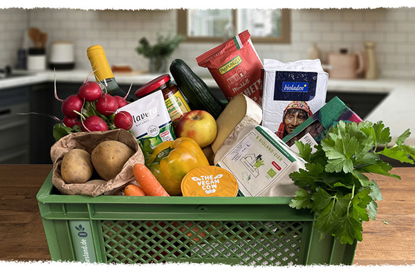 KI generiert: Ein Korb voller frischer Lebensmittel und Produkte in einer Küche.