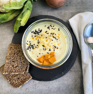 KI generiert: Das Bild zeigt eine Auswahl an frischem Gemüse und Obst, darunter Wirsing, Brokkoli, Kirschtomaten, Karotten, Kohlrabi, Gurke und Mandarinen. Der Hauptinhalt ist die Vielfalt an gesunden und farbenfrohen Lebensmitteln.